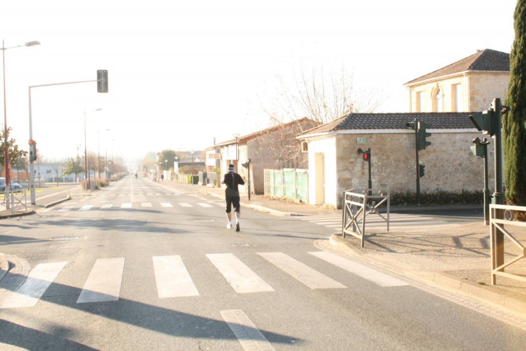 Les joggers courent au milieu de l'Avenue de Soulac