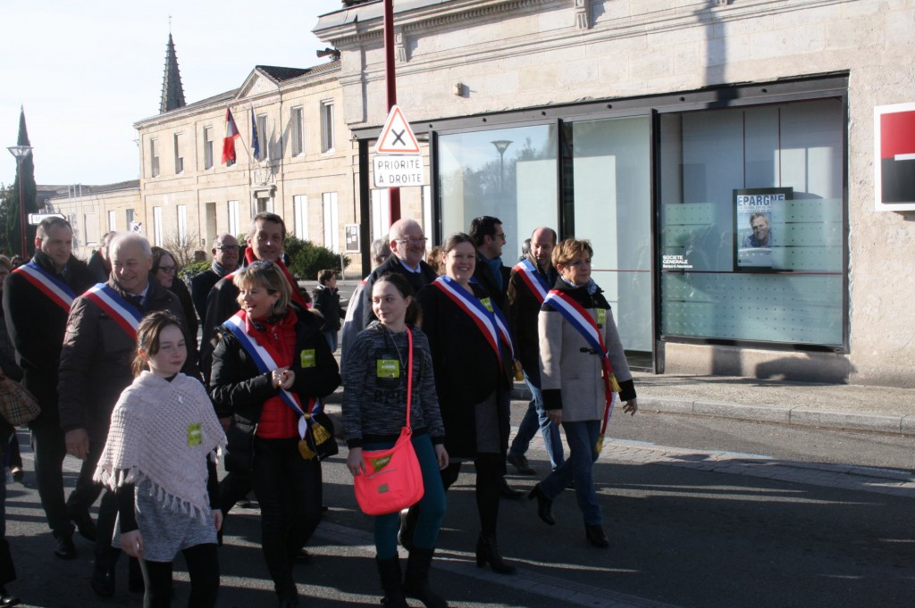 Agnès Versepuy, Maire du Taillan-Médoc, à l'initiative de cette mobilisation, ouvre la marche. À ses côtés : Madame la Députée de la 6e circonscription de la Gironde, Maires du Médoc, élus et Taillannais